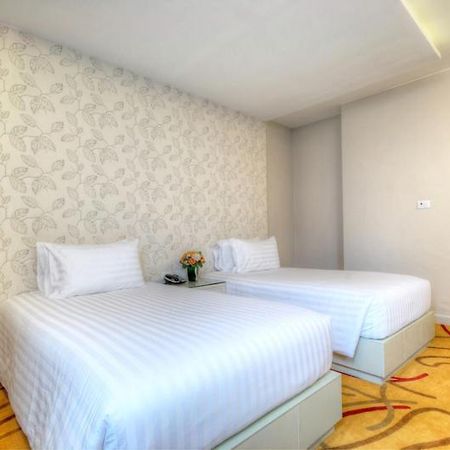 One One Bangkok Hotel Bagian luar foto
