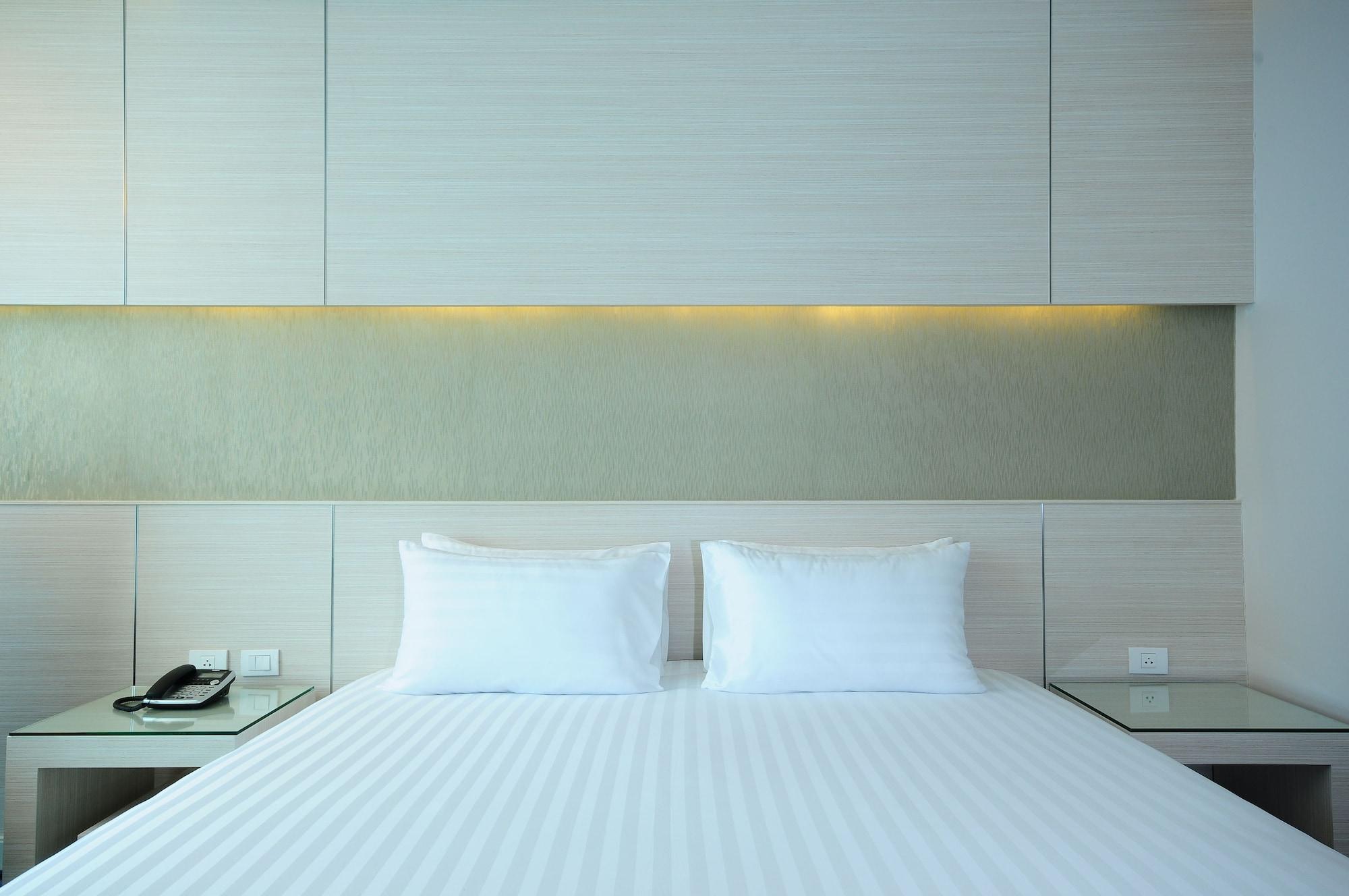 One One Bangkok Hotel Bagian luar foto