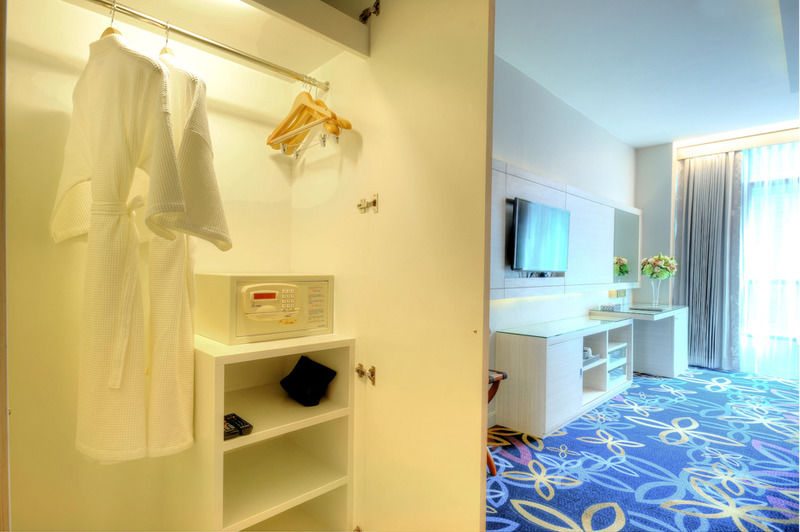 One One Bangkok Hotel Bagian luar foto