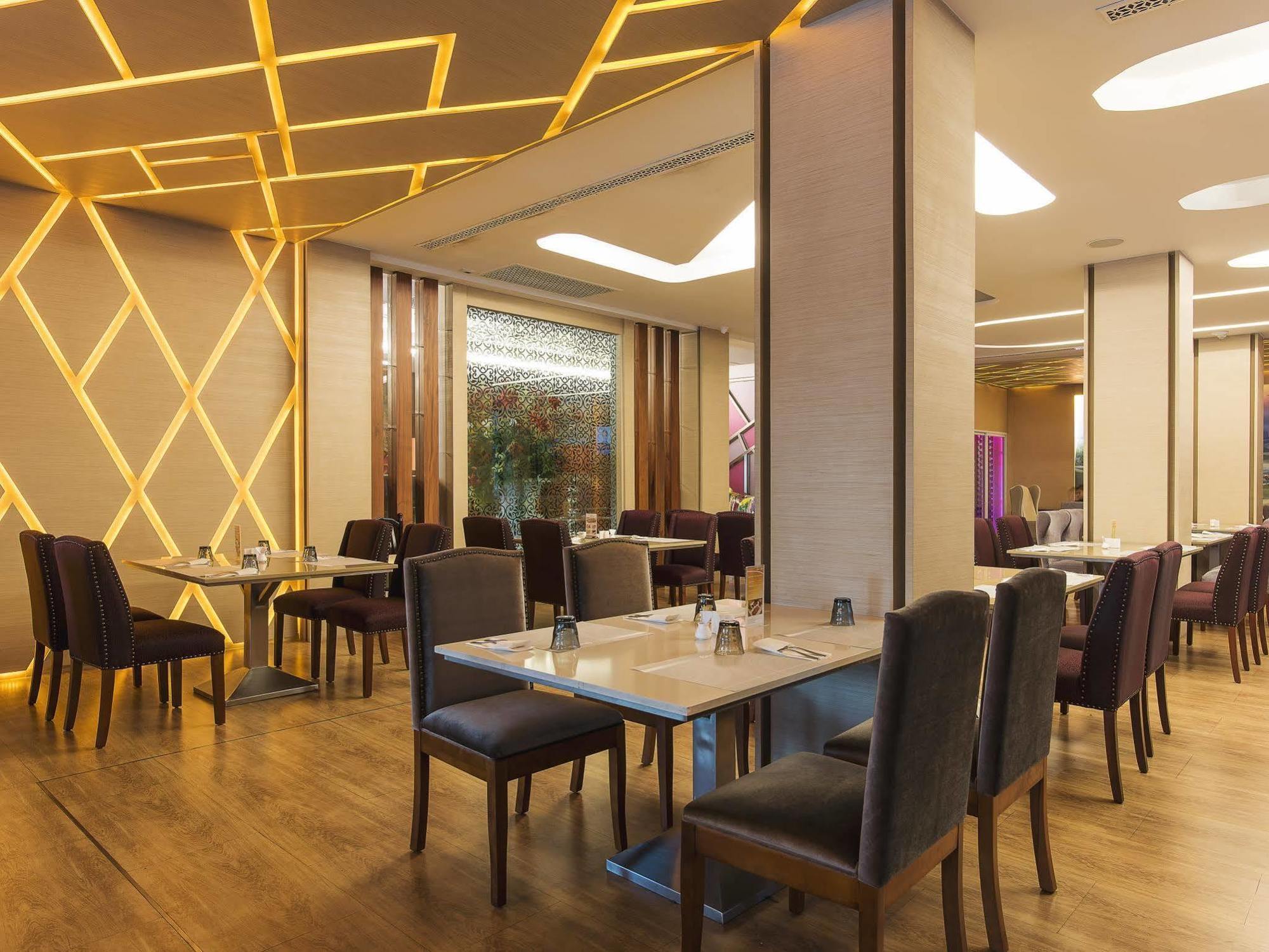 One One Bangkok Hotel Bagian luar foto