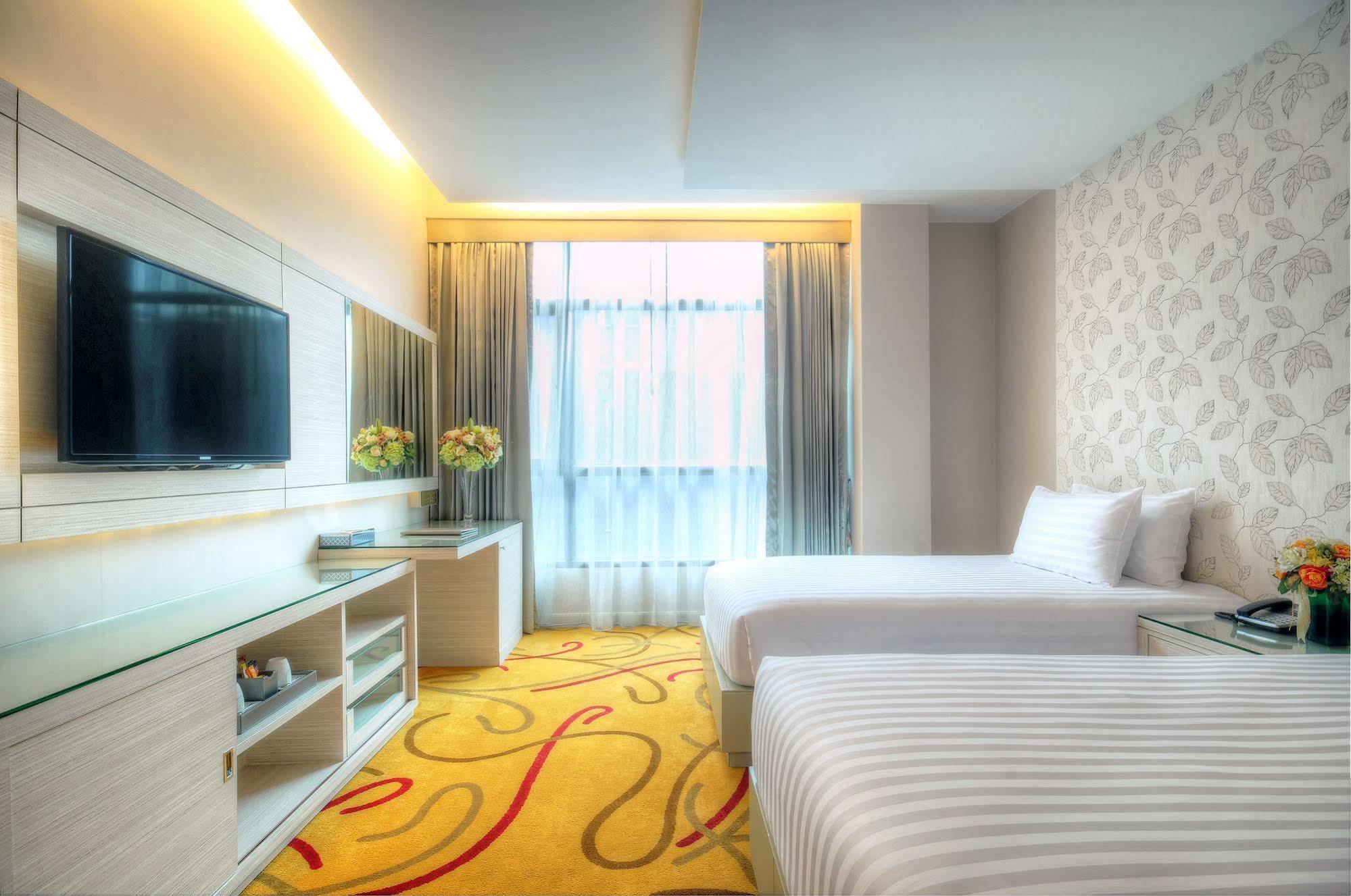 One One Bangkok Hotel Bagian luar foto