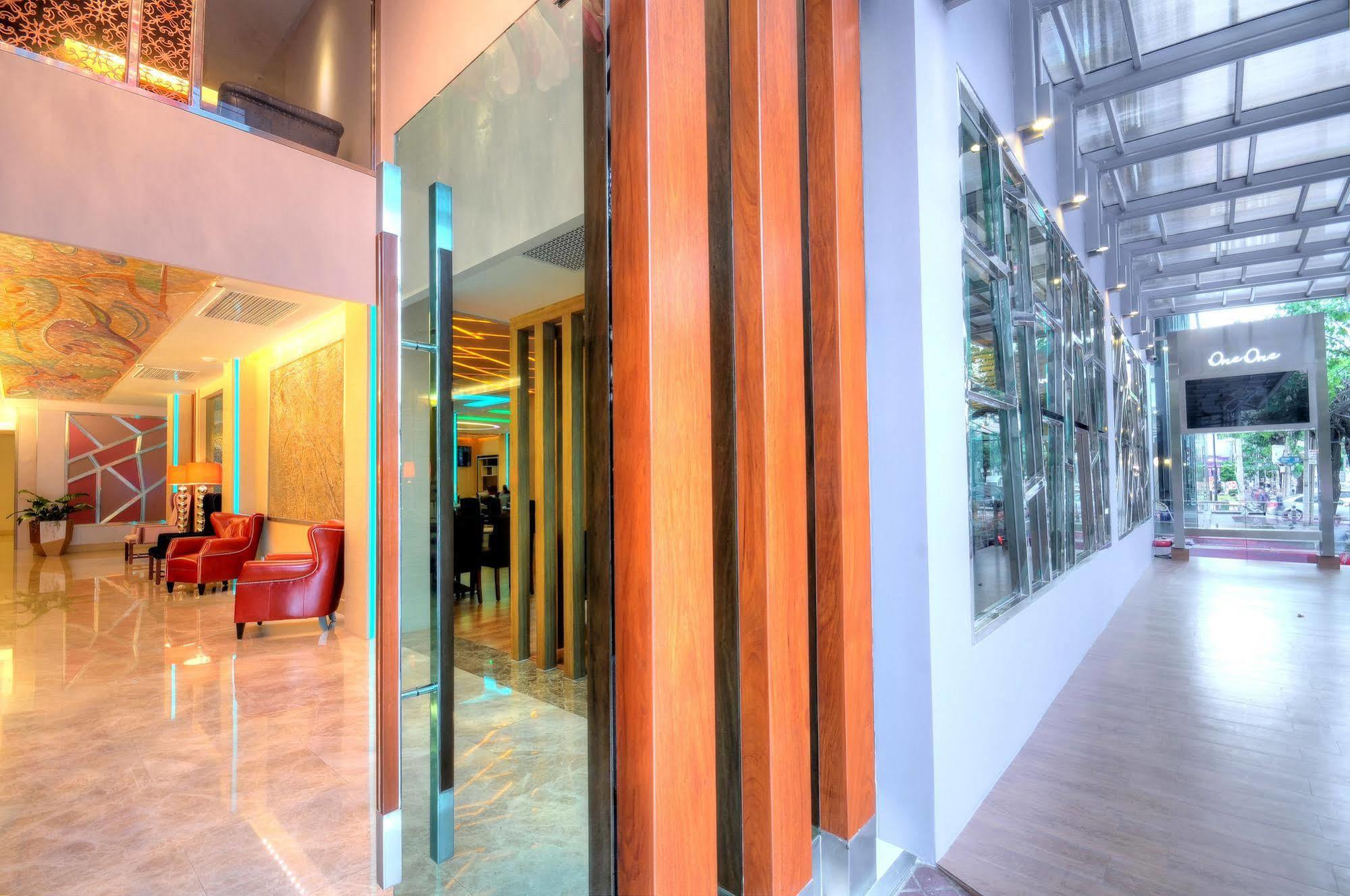 One One Bangkok Hotel Bagian luar foto