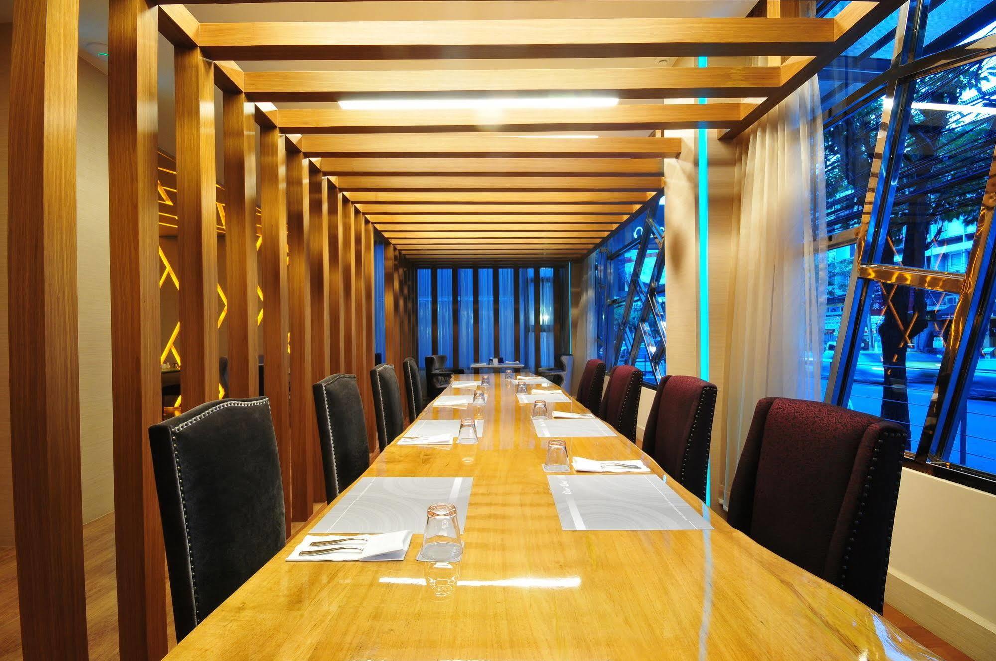 One One Bangkok Hotel Bagian luar foto