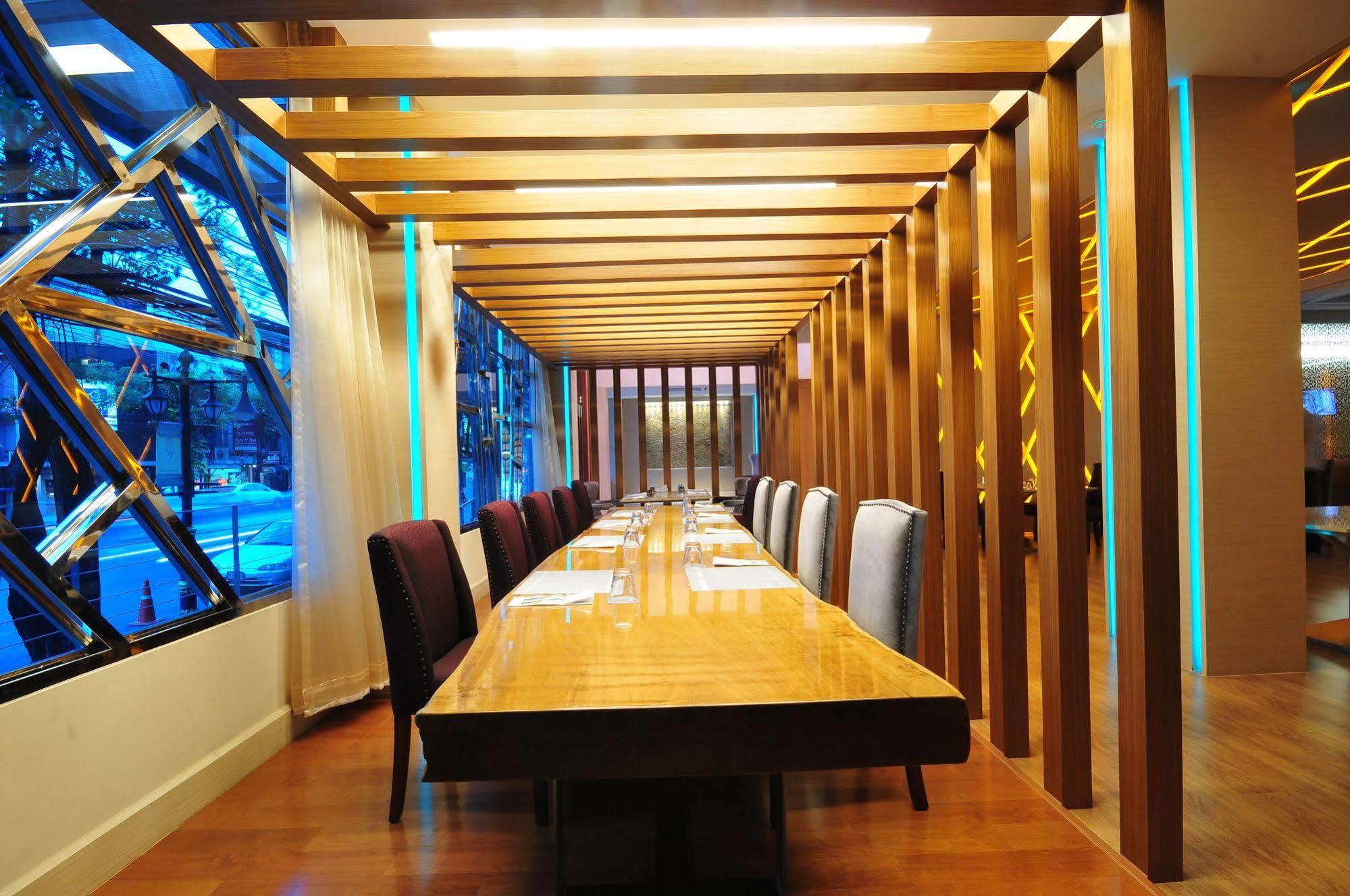 One One Bangkok Hotel Bagian luar foto