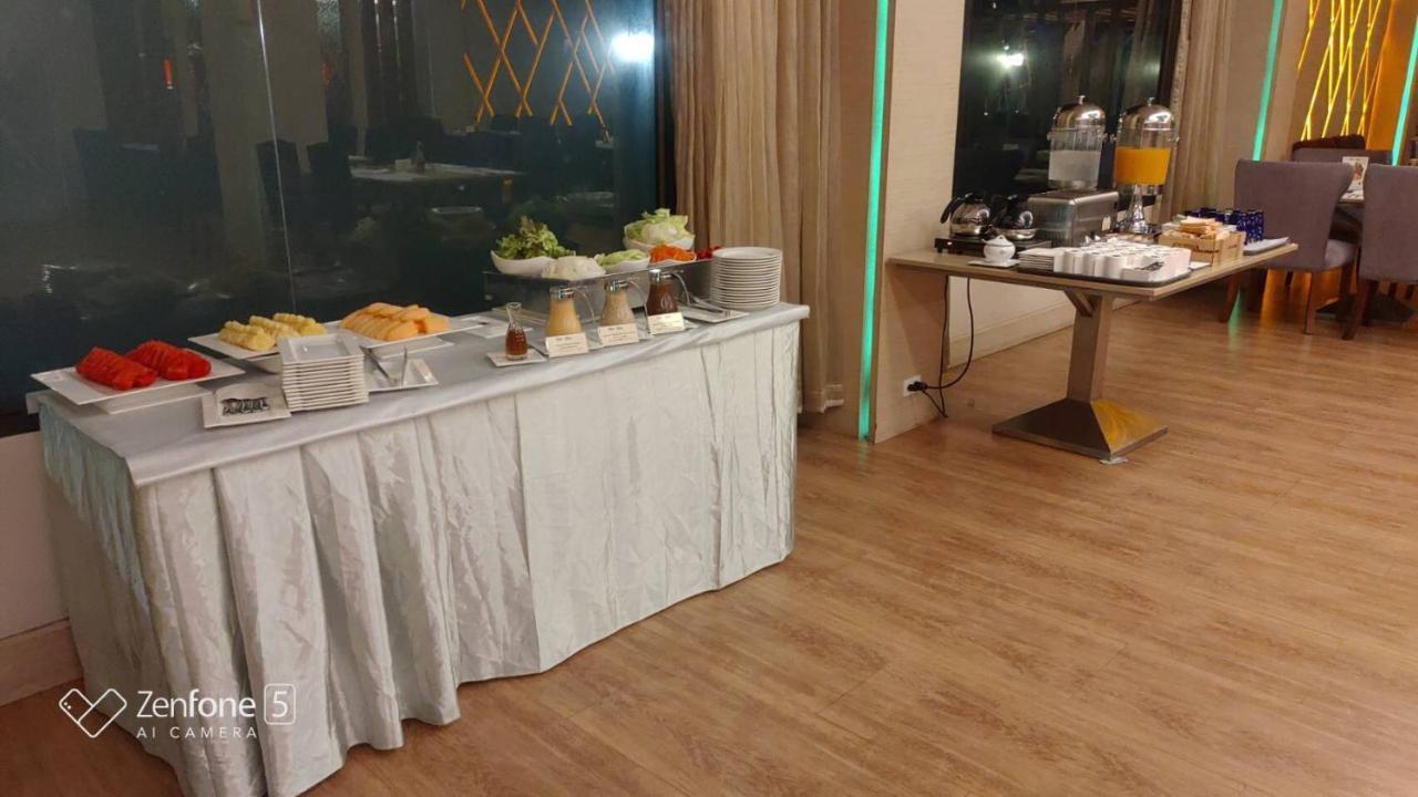 One One Bangkok Hotel Bagian luar foto